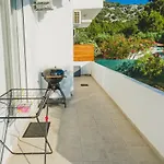 Oak 32 Apartment, Pilona
